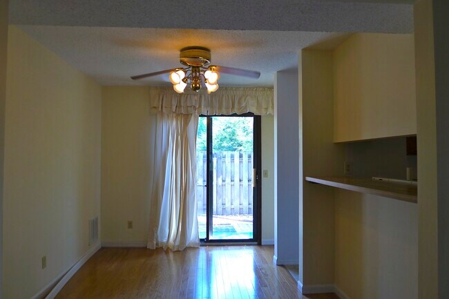 Building Photo - 1602 Lyndhurst W Dr