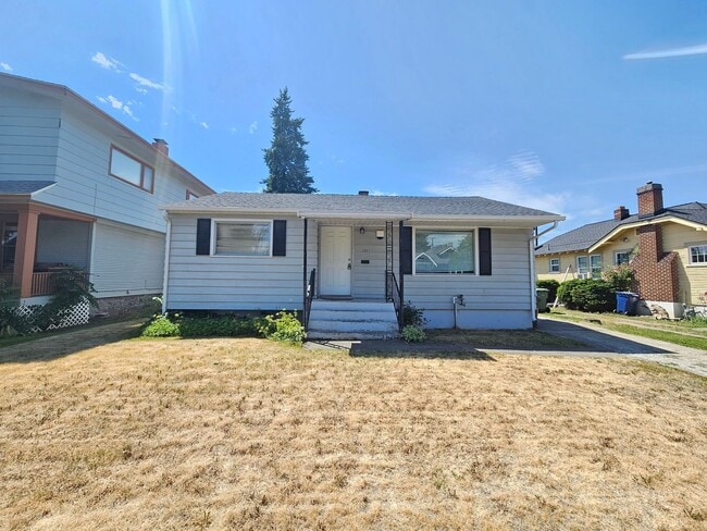Building Photo - $1,700 - 2 Bed / 1 Bath Charming Rancher H...