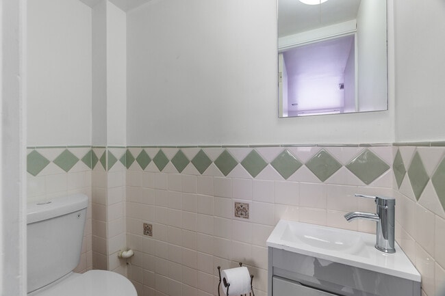 Building Photo - 273 Tropic Dr