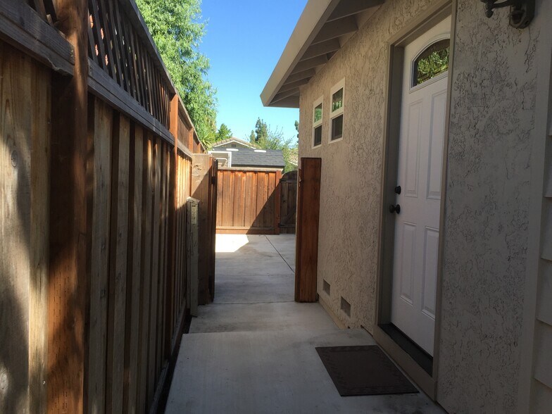 Building Photo - 859 Jansen Ave