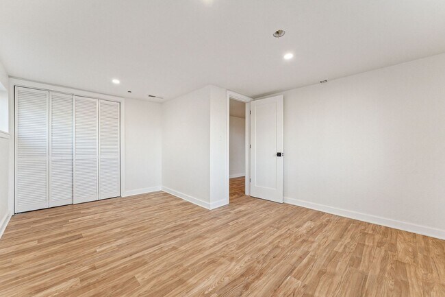 Building Photo - 1Bed/1Bath Apartment with HUGE Private Yard!