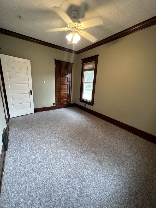 Building Photo - Spacious 4 Bedroom, 2 Bathroom Home