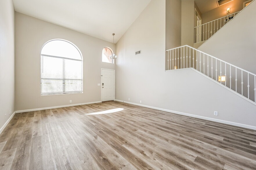 Building Photo - 2110 E Behrend Dr