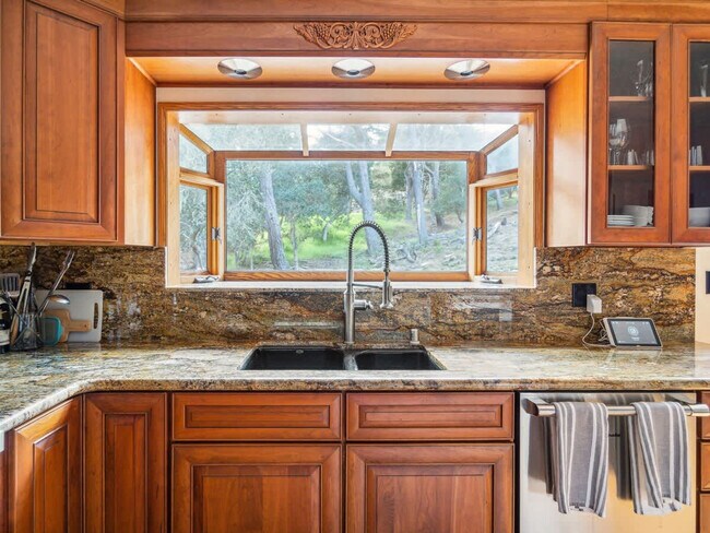 Building Photo - 751 Toyon Dr