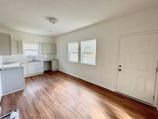 Building Photo - CHARMING 3 BEDROOM HOME - NEWLY RENOVATED!