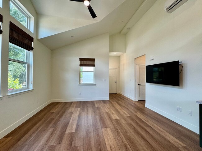 Building Photo - Custom Adorable Cottage Available in Folsom!