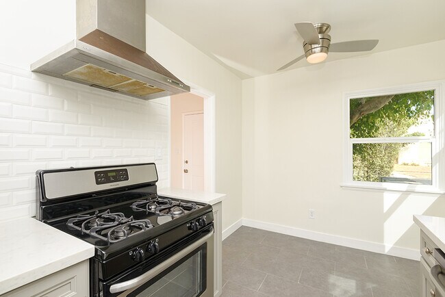 Building Photo - 1517 S Orange Grove Ave