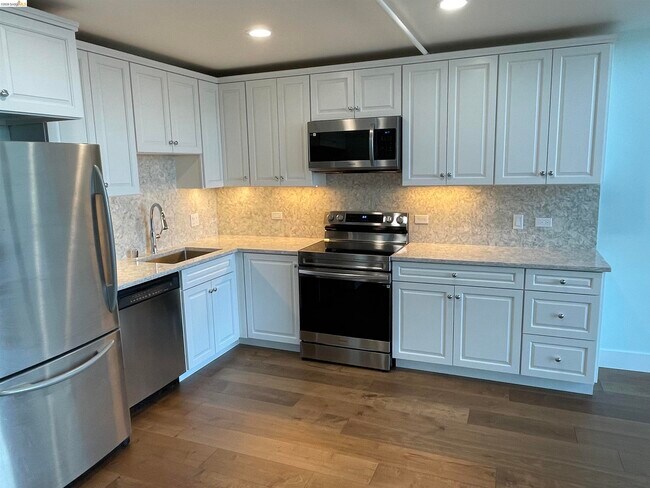 Building Photo - 311 Oak St