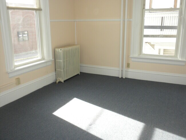 Building Photo - 68 Pine St