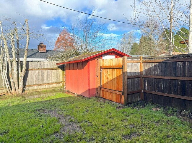 Building Photo - Darling 2 bedroom condo with fenced yard