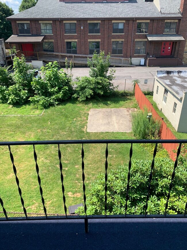 Building Photo - 816 Green Ridge St