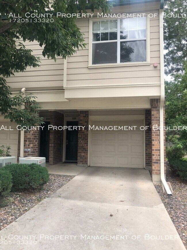 Roommate Wanted in Fantastic Superior Condo 1912 Oxford Ln Louisville