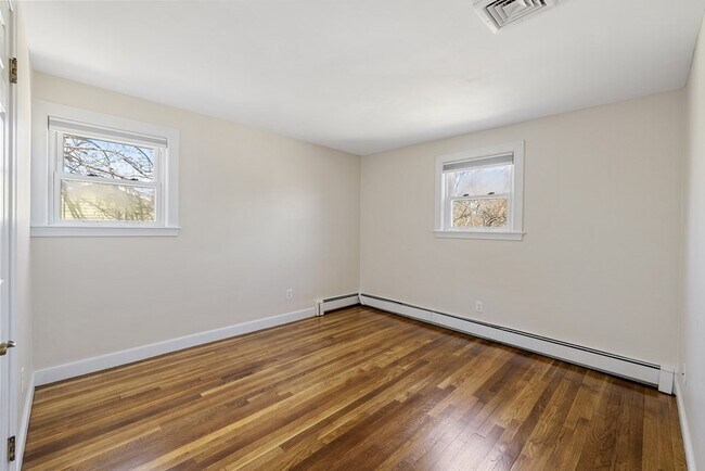 Building Photo - 160 Ravenswood Rd