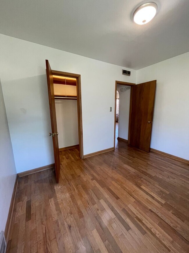 Building Photo - Charming Home w/ Fenced Yard in Central Lo...