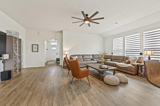 Building Photo - 13096 Laura Lake Dr