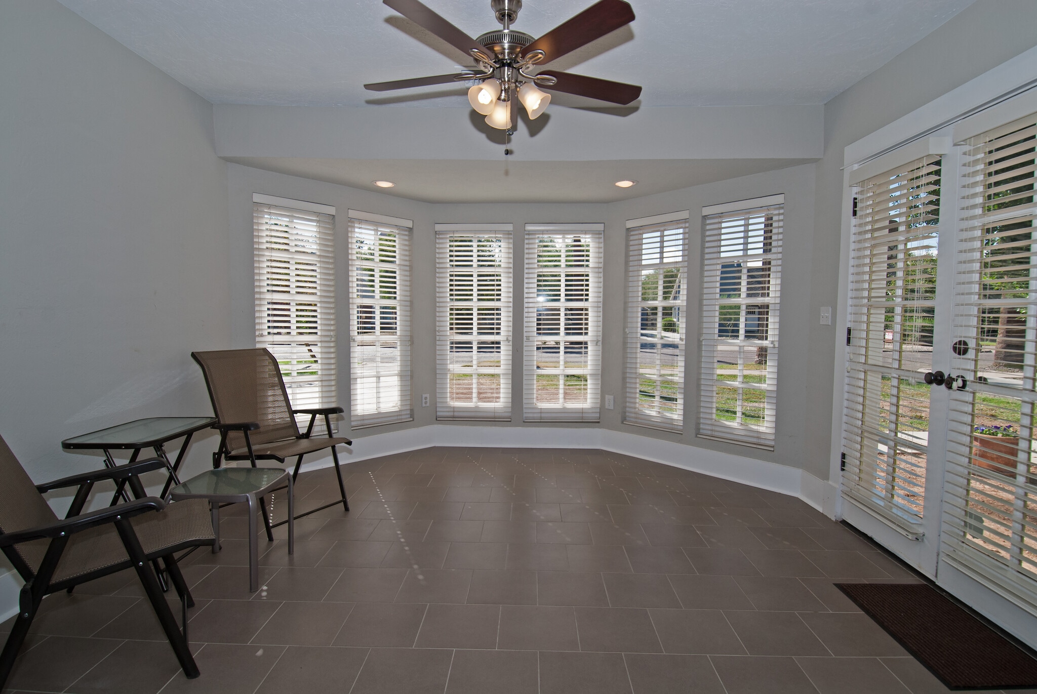 Turret with wood blinds - 60 W Lewis Ave
