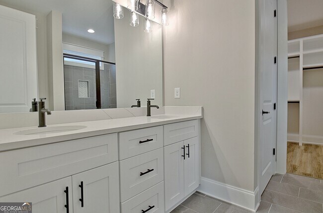 Building Photo - 190 Redhaven Dr