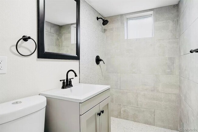 Building Photo - Beautiful 2 Bed 2 Bath With Bonus Living Space in Denver's Clayton Neighborhood