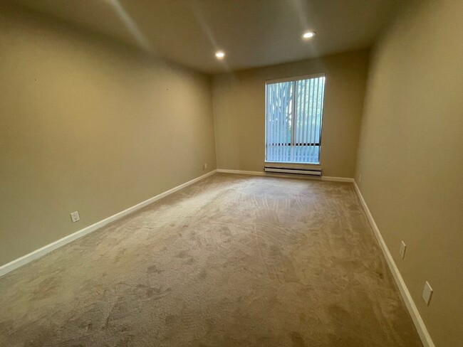 Building Photo - Spacious Updated Two Bedroom Condo in Wate...