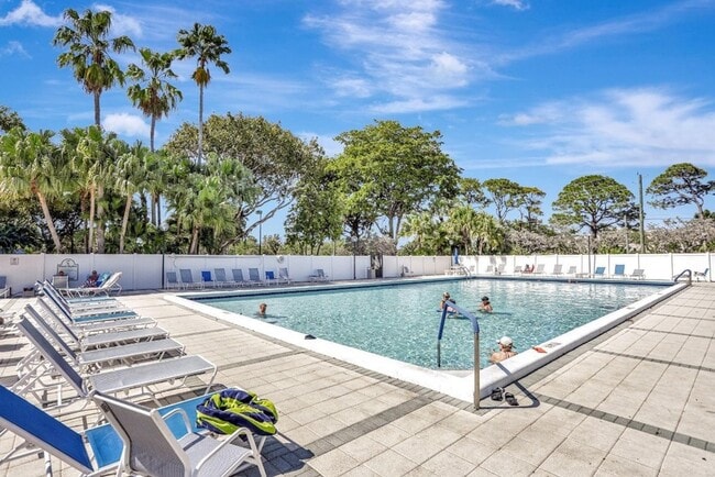 Building Photo - 2202 S Cypress Bend Dr