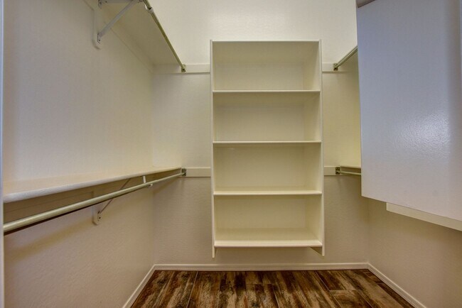 Building Photo - Beautiful 2 Bedroom with Den in Quailwood!