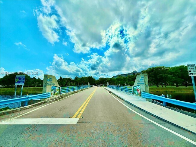 Building Photo - 3351 S Palm Aire Dr