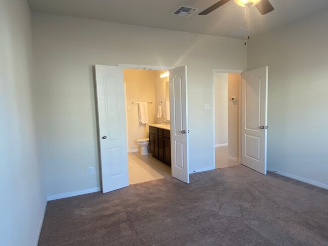 Building Photo - 4 BEDROOM, SHORT TERM LEASE AVAILABLE