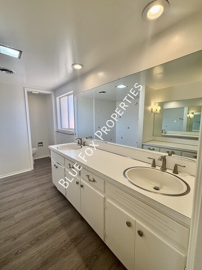 Building Photo - 900 E Vía Lucitas