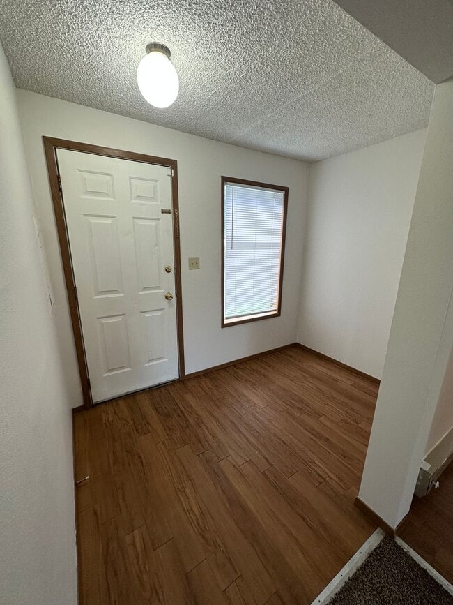 Building Photo - $1,200 / - 950ft2 - 2 Bedroom 1 bath Ranch...