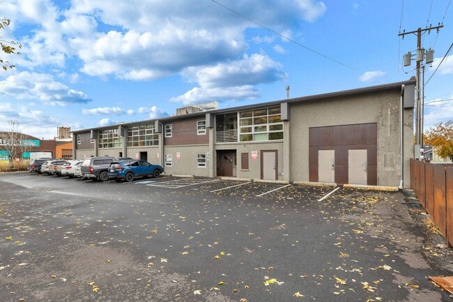 Building Photo - Modern 2 Bed / 2.5 Bath Condo with Office ...