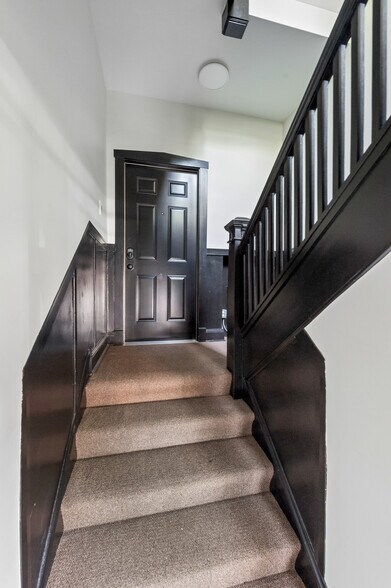 Building Photo - 6453 N Bosworth Ave