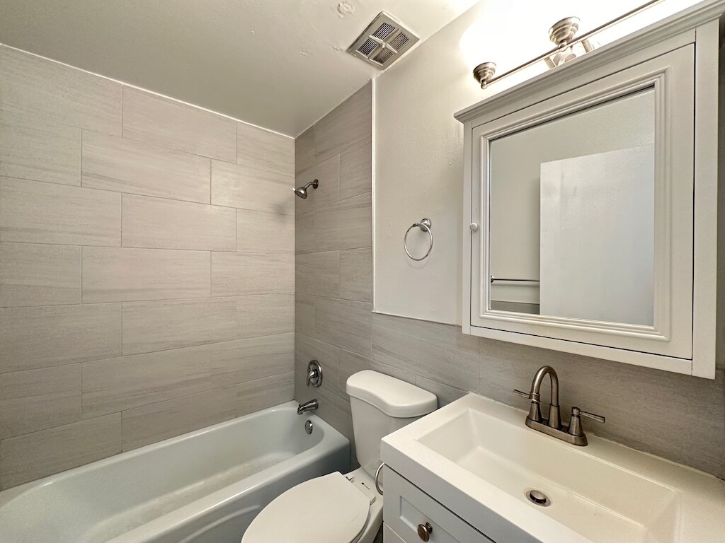 Building Photo - 3825 N Pine Grove Ave