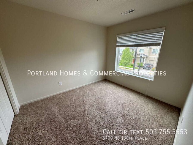 Building Photo - 5709 NE 130th Pl