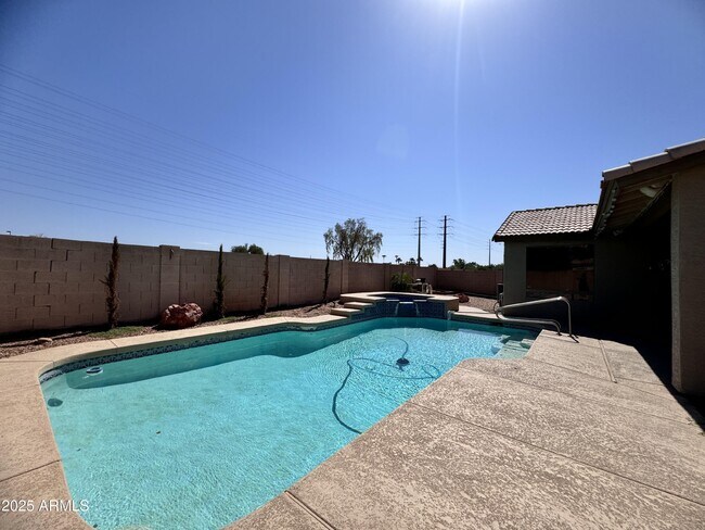 Building Photo - 673 S Peppertree Dr