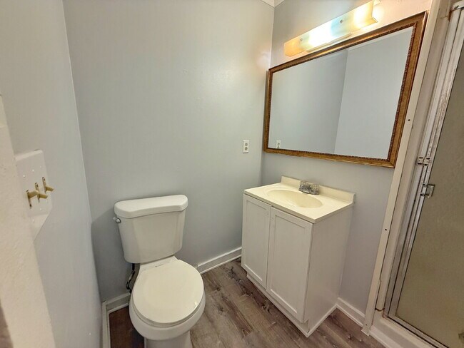 Building Photo - North Airport Manufactured Home on quiet street.