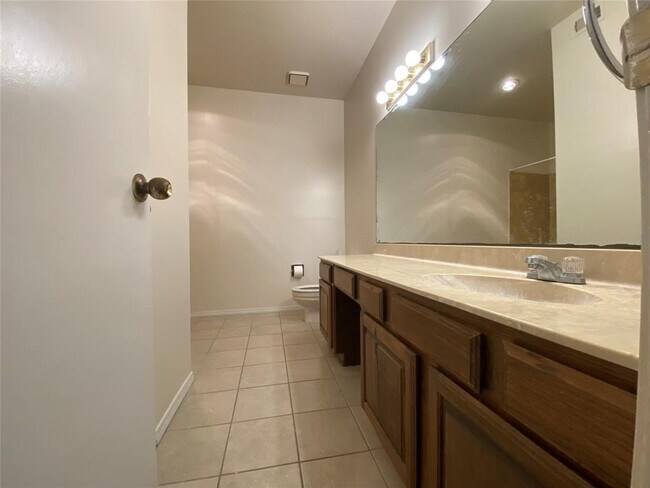 Building Photo - 921 Marine St