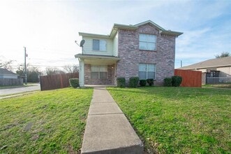 Building Photo - 2703 Clayton Oaks Dr