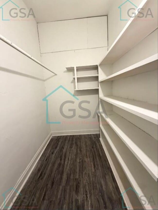 Building Photo - 2 Bedroom 1 Bath Available!