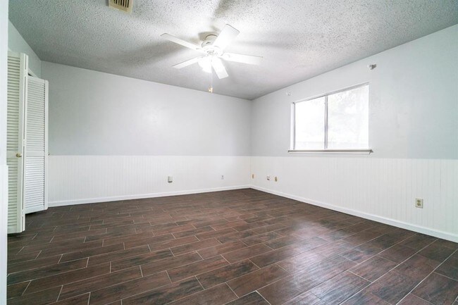 Building Photo - 10746 Lakewood Oaks Dr