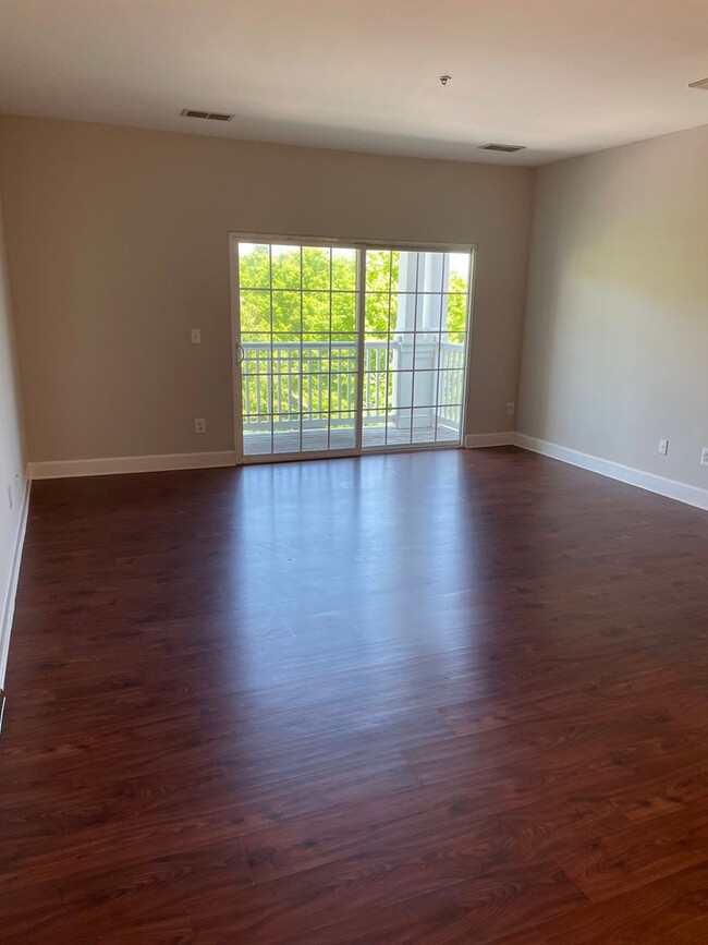 Building Photo - Move In Ready! Great 2 Bedroom 1 Bath Condo