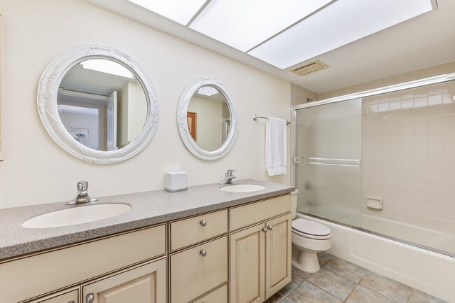 Building Photo - 970 Palm Ave