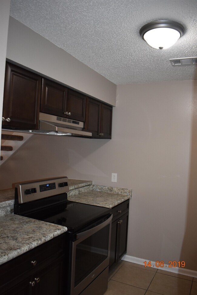 Building Photo - 1802 Falconcrest St