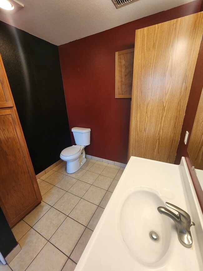 Building Photo - 3 bed 2 bath home, 1 car garage