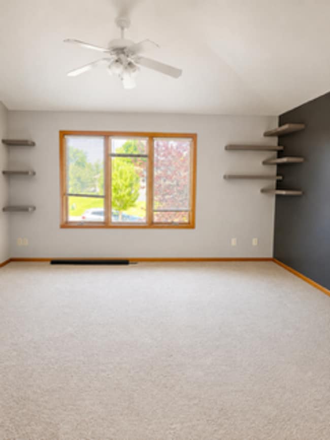Building Photo - Spacious Split-Level Home with Large Backyard