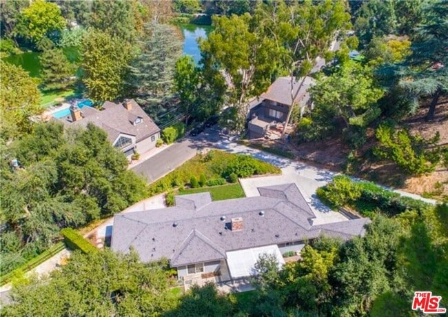 Building Photo - 1290 Clubhouse Dr