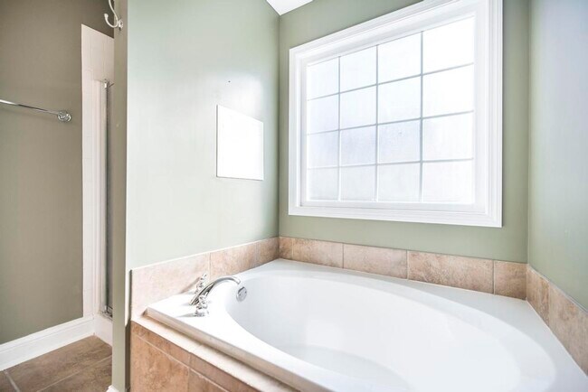 Building Photo - 102 Summerstone Bend