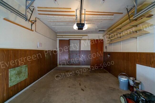 Building Photo - 2420 Poplar Dr