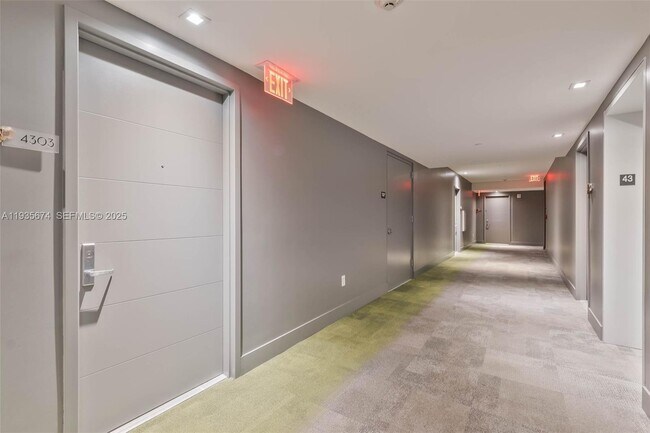 Building Photo - 1010 Brickell Ave