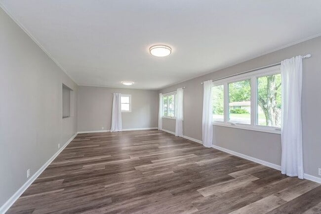 Building Photo - Beautifully updated home located in the he...