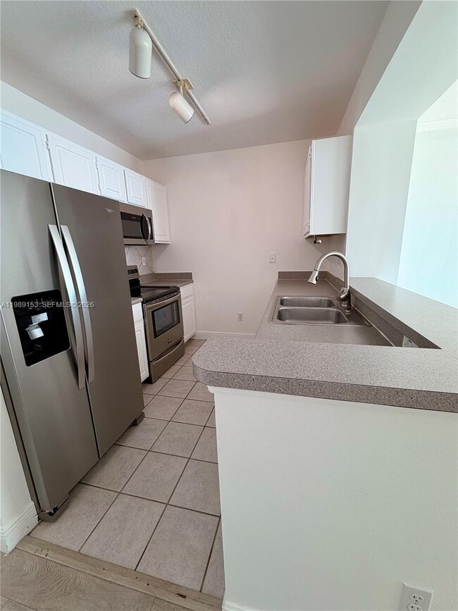 Building Photo - 2665 SW 37th Ave